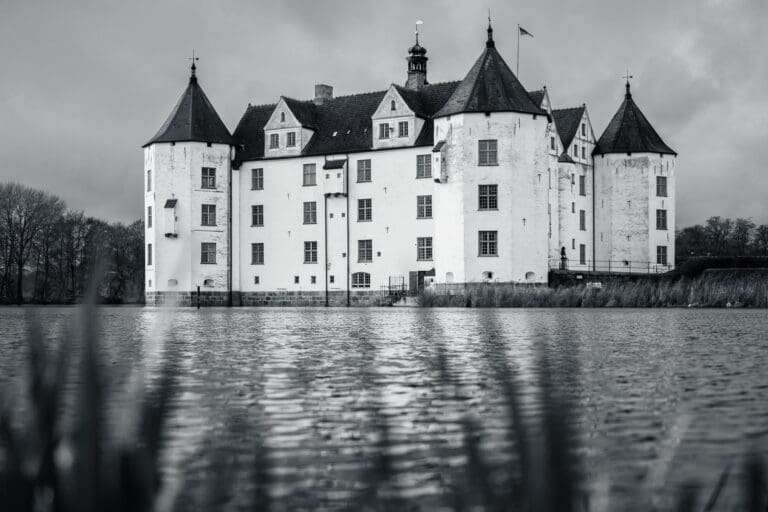Friedrichsruh: Castle Looted by British Troops – Die vergessene Plünderung von Schloss Glücksburg